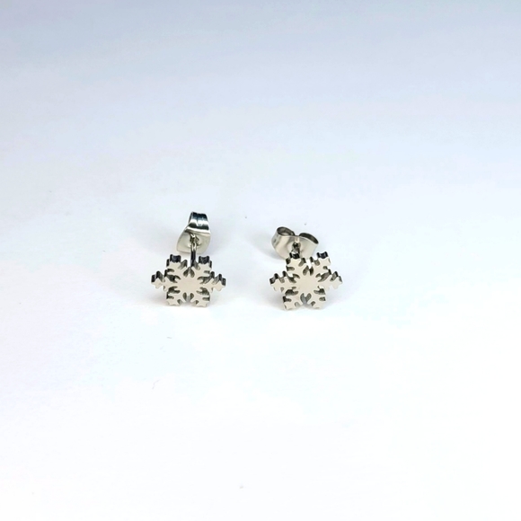 Set of cool snowflake silver stainless steel stud earrings. Hypoallergenic - Picture 2 of 3